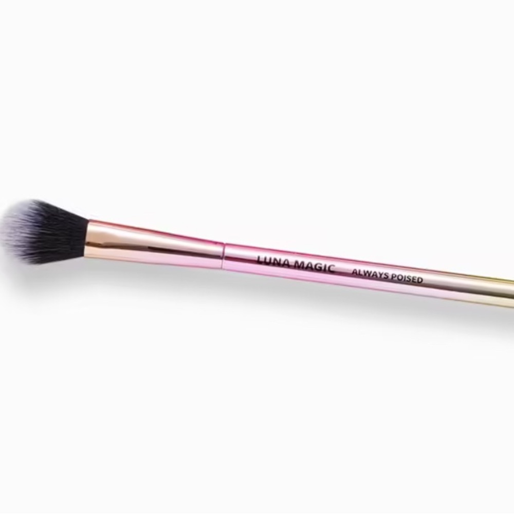 Luna Magic Always Poised Highlighter Brush